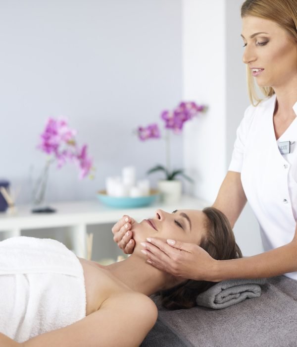 beautifl-woman-during-facial-masagge.jpg beautifl-woman-during-facial-masagge.jpg